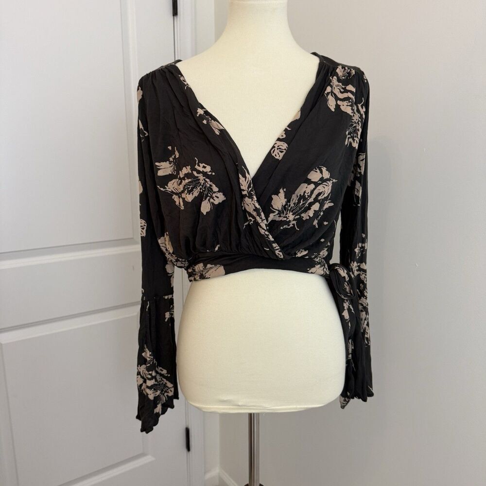 Free People Women's Fiona Floral Boho Black Wrap Blouse Size XS Bell Sleeve - Picture 1 of 10